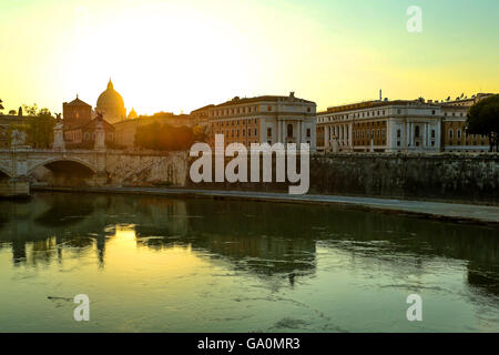 HDR-Bild der Blick über den Fluss Tiber und dem Vatikan in Rom, Italien, Europa. Stockfoto