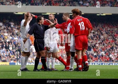 Liverpools Steven Gerrard (Dritte r) und Sami Hyypia (c, Rückseite) zeigen mit dem Finger auf Leeds United's Danny Mills (l), der gegen seine Unschuld protestiert, da Schiedsrichter Alan Wiley (zweite l) sich zwischen den beiden Fraktionen hält Stockfoto