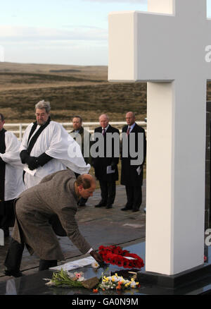 Der Graf von Wessex legt auf dem argentinischen Friedhof Darwin bei Goose Green auf den Falklandinseln einen Kranz für die im Falklandkonflikt getöteten argentinischen Männer ab. Stockfoto