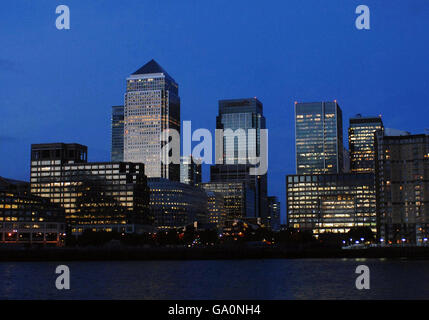 Das Canary Wharf Business Center (aufgenommen von Nelson Docks am gegenüberliegenden Ufer der Themse in Rotherhithe, London) in Darkness als Teil der Lights Out London Kampagne zur Förderung grüner Themen. Stockfoto