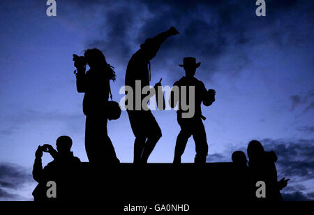 Glastonbury Festival 2007 - Worthy Farm - Pilton, Somerset. Festivalbesucher am Stone Circle in Glastonbury, Somerset. Stockfoto