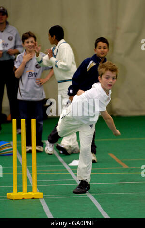 Cricket - Friends Provident Trophy South Group - Surrey Brown Caps gegen Irland - The Brit Oval. Die Ehrenwache hat eine Netzsitzung im Ken Barrington Cricket Center, während sie auf den Regen im Brit Oval warten Stockfoto