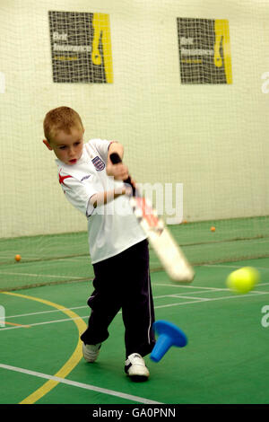 Die Garde der Ehre haben eine Netzsitzung in der Ken Barrington Cricket Center, als sie auf den Regen warten Am Brit Oval vorbei Stockfoto