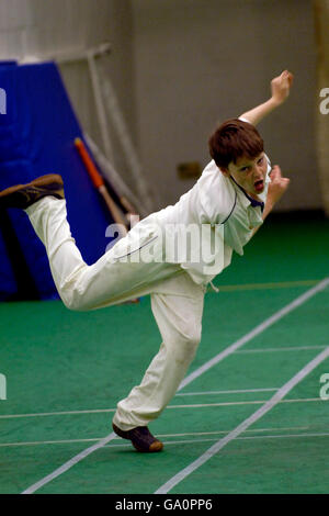 Die Garde der Ehre haben eine Netzsitzung in der Ken Barrington Cricket Center, als sie auf den Regen warten Am Brit Oval vorbei Stockfoto