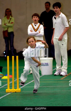 Cricket - Friends Provident Trophy South Group - Surrey Brown Caps gegen Irland - The Brit Oval. Die Ehrenwache hat eine Netzsitzung im Ken Barrington Cricket Center, während sie auf den Regen im Brit Oval warten Stockfoto