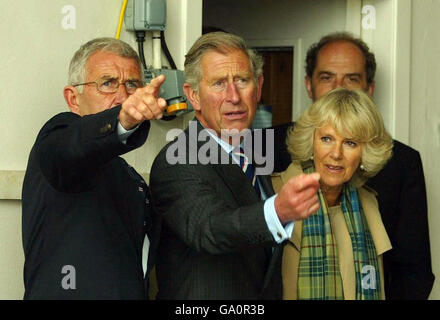 Der Prinz von Wales und die Herzogin von Cornwall beobachten, wie das Boot an der Anstruther Lifeboat Station aufgerufen wird, wo sie während ihres dreitägigen Besuchs in Schottland Lebensretter und grüne Pioniere trafen. Stockfoto