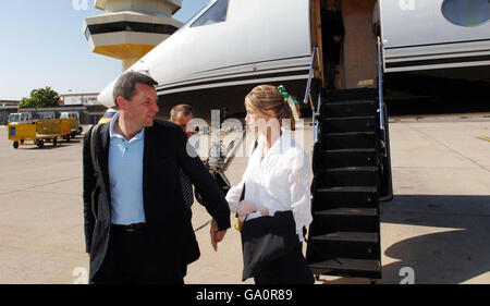 Kate und Gerry McCann laufen vom Flugzeug am Flughafen Faro in Portugal, als sie aus Rom, Italien, zurückkommen. Stockfoto