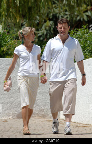 Mädchen fehlt an der Algarve. Kate und Gerry McCann in Praia Da Luz, Portugal. Stockfoto