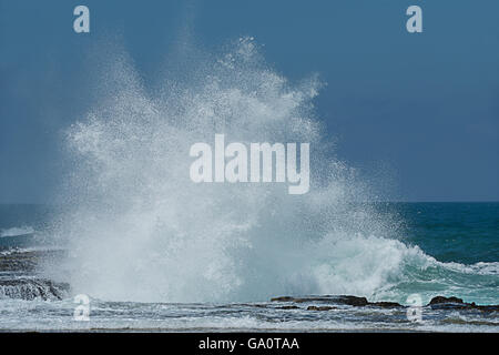 Spritzwasser am Strand. Stockfoto