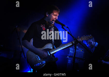 Franz Ferdinand Frontmann Alex Kapranos tritt mit seiner Band in der Grand Ole Opry in Glasgow auf. Stockfoto