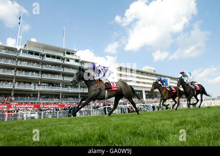 Pferderennen - Vodafone Ladies Day - Epsom Downs Racecourse. Aktion der Vodafone Oaks Stockfoto