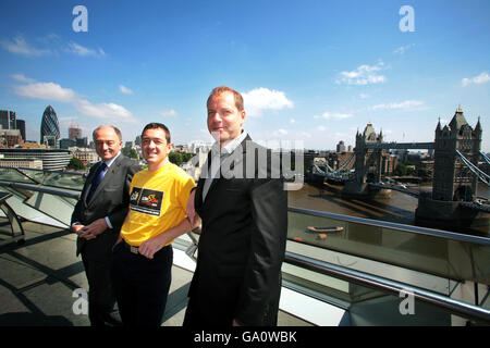 (Von links nach rechts) Ken Livingstone, Bürgermeister von London, ehemaliger Inhaber der Tour de France Yellow Jersey, Chris Boardman und Leiter der Tour de France Christian Prudhomme bei Livingstones wöchentlicher Pressekonferenz im City Hall, London, um für die Tour de France Grand Abfahrt im nächsten Monat zu werben. Stockfoto