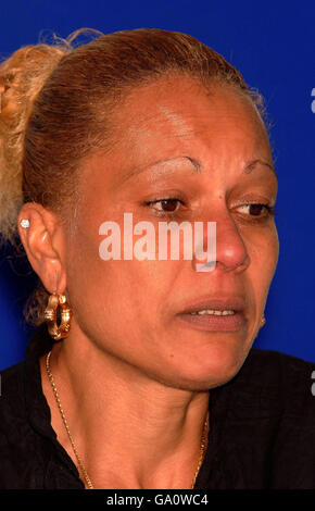 Kristina Caesar appelliert heute Morgen bei einer Pressekonferenz der Polizei im Fußballverein West Ham United emotional an Zeugen des tödlichen Stichs ihres Sohnes Adam Regis. Stockfoto