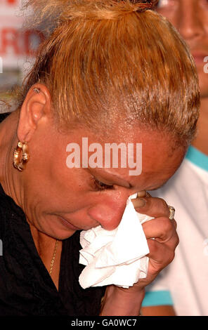 Kristina Caesar appelliert heute Morgen bei einer Pressekonferenz der Polizei im Fußballverein West Ham United emotional an Zeugen des tödlichen Stichs ihres Sohnes Adam Regis. Stockfoto