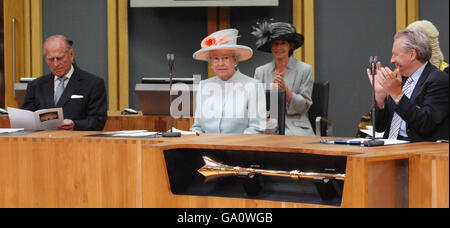 Lord Elis-Thomas, Vorsitzender, Nationalversammlung für Wales (rechts) mit der Königin und Prinz Philip (links) im Gebäude der Nationalversammlung in Cardiff. Stockfoto