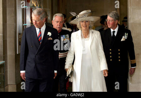 Der Prinz von Wales und die Herzogin von Cornwall besuchen Ausstellungen im National Museum in Cardiff. Stockfoto