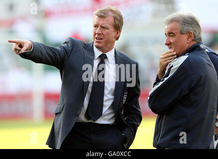 Fußball - Euro 2008 Qualifikation - Gruppe E - Estland gegen England - A. Le Coq Arena - Tallinn. England-Manager Steve McClaren und Terry Venables vor dem EM 2008 Qualifying Group E Spiel in der A. Le Coq Arena, Tallinn, Estland. Stockfoto