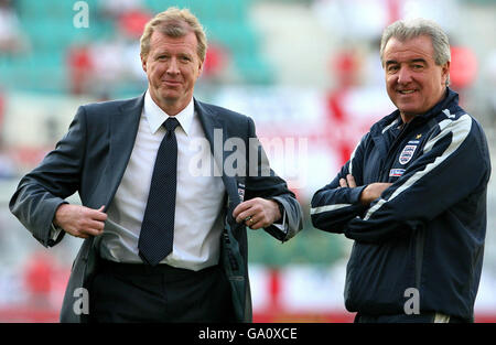 England-Manager Steve McClaren und Terry Venables vor dem EM 2008 Qualifying Group E Spiel in der A. Le Coq Arena, Tallinn, Estland. Stockfoto