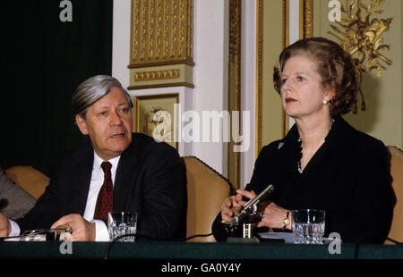 Die Premierministerin Margaret Thatcher und der Bundeskanzler Helmut Schmidt bei einer gemeinsamen Pressekonferenz im RAF Halton. Stockfoto