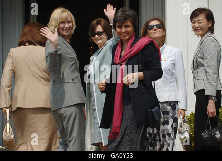 Am ersten Tag des G8-Gipfels in Heiligendamm besuchen die Partner der linken G8-Führer Ludmila Putina, Laureen Harper, Cherie Blair, Flavia Prodi, Margarida Uva und Alie Abe heute das Schlosshotel Burg Schlitz, ein altes deutsches Schloss Stockfoto