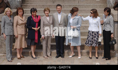 Die Partner der G8-Führer der Linken Laureen Harper, Ludmila Putina, Flavia Prodi, Laura Bush, Joachim Sauer, Cherie Blair, Margarida Uva und Alie Abe besuchen am ersten Tag des G8-Gipfels in Heiligendamm das Schlosshotel Burg Schlitz, ein altes deutsches Schloss. Stockfoto