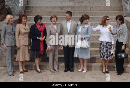 Die Partner der G8-Führer der Linken Laureen Harper, Ludmila Putina, Flavia Prodi, Laura Bush, Joachim Sauer, Cherie Blair, Margarida Uva und Alie Abe besuchen am ersten Tag des G8-Gipfels in Heiligendamm das Schlosshotel Burg Schlitz, ein altes deutsches Schloss. Stockfoto