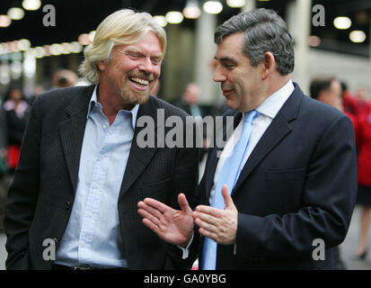 Sir Richard Branson spricht mit dem Schatzkanzler und dem designierten Premierminister Gordon Brown im Bahnhof Euston im Zentrum von London während des Starts des ersten Biodiesel-Zuges des Vereinigten Königreichs. Stockfoto