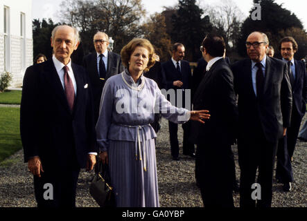 Der irische Premierminister Jack Lynch und die Premierministerin Margaret Thatcher kommen am ersten Tag des EWG-Gipfeltreffens zu einem Mittagessen im Pheonix Park, Dublin, an. Stockfoto