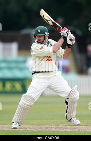 Worcestershires Graeme Hick in Aktion am zweiten Tag der Liverpool Victoria Championship Division One im County Cricket Ground, New Road, Worcester. Stockfoto