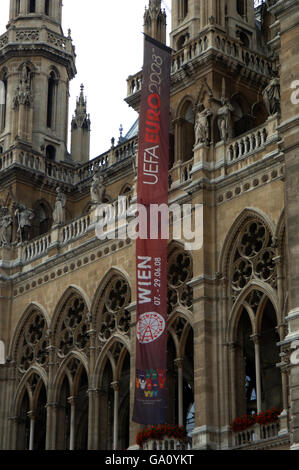 Reisestab - Wien - Österreich. Das Rathaus mit einem Banner für die Fußball-Europameisterschaft 2008 Stockfoto