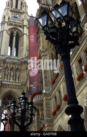 Das Rathaus Mit einem Banner für die Fußball-Europameisterschaft 2008 Stockfoto