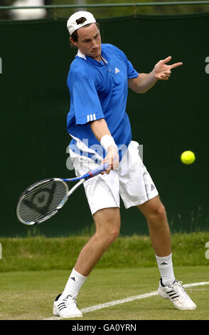 Tennis - Surbiton Trophy - Tag fünf - Surbiton Tennisschläger und Fitnessclub. Der britische Richard Bloomfield ist während des Surbiton Trophy-Turniers im Surbiton Racket and Fitness Club, Surrey, in Aktion. Stockfoto