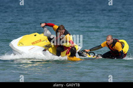 Rettungsschwimmer während einer Übungsrettungssitzung am Portrush East Strand in Co Antrim. Stockfoto