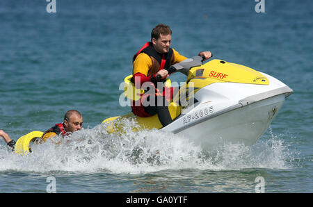 Rettungsschwimmer während einer Übungsrettungssitzung am Portrush East Strand in Co Antrim. Stockfoto