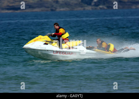 Rettungsschwimmer während einer Übungsrettungssitzung am Portrush East Strand in Co Antrim. Stockfoto