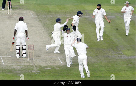 Der englische Monty Panesar (zweiter von rechts) feiert mit seinen Teamkollegen, nachdem Darren Sammy (links) von West Indies während des npower Third Test Matches in Old Trafford, Manchester, für einen Lauf abgesetzt wurde. Stockfoto