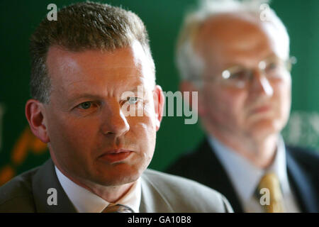 Der Vorsitzende der Grünen, Trevor Sergeant (links), und John Gorely, auf einer Pressekonferenz in Dublin, nach Gesprächen über die Bildung einer neuen Regierung. Stockfoto