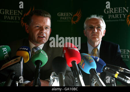 Der Vorsitzende der Grünen Partei, Trevor Sergeant (links), und der Vorsitzende Donall Geogheghan bei einer Pressekonferenz in Dublin nach Gesprächen über die Bildung einer neuen Regierung. Stockfoto