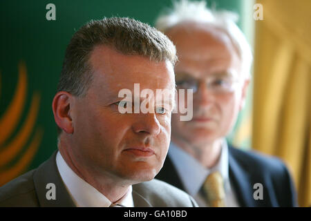 Der Vorsitzende der Grünen Partei, Trevor Sergeant (links), und der Vorsitzende Donall Geogheghan bei einer Pressekonferenz in Dublin nach Gesprächen über die Bildung einer neuen Regierung. Stockfoto