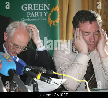 Dan Boyle TD (rechts) der Grünen und der stellvertretende Vorsitzende John Gormley zeigen die Belastung auf einer Pressekonferenz in Dublin nach Gesprächen über die Bildung einer neuen Regierung. Stockfoto