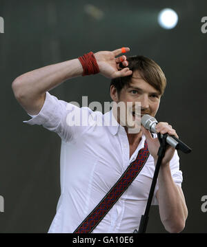 Der Feeling-Sänger Dan Gillespie-Sells tritt beim Isle of Wight Festival im Seaclose Park, Isle of Wight, auf. Stockfoto