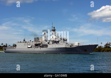 Royal New Zealand Navy Anzac-Klasse Fregatten HMNZS Te Kaha zieht in Pearl Harbor für den jährlichen Rand der pazifischen multinationalen Übungen 28. Juni 2016 in Honolulu, Hawaii. 26 Nationen, mehr als 40 Schiffe und u-Boote, werden in der weltweit größten internationalen maritimen Übung teilnehmen. Stockfoto