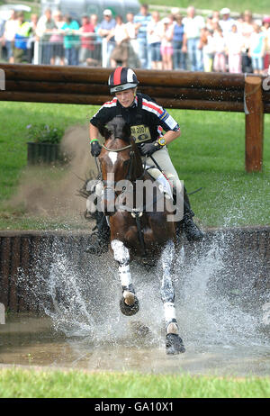 Zara Phillips tritt bei den Bramham Horse Trials an. Zara Phillips beim Tsunami 11 im Cross Country während der Bramham Horse Trials in Bramham. Stockfoto