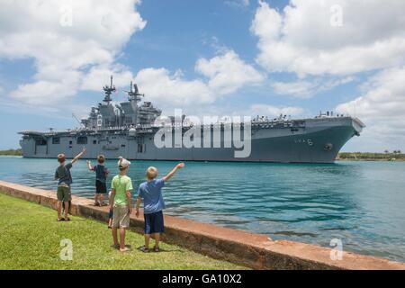 Kinder-Welle, die US Navy America-Klasse amphibischen Angriff Schiff USS America als es zieht in Pearl Harbor für den jährlichen Rand der pazifischen multinationalen Übungen 30. Juni 2016 in Honolulu, Hawaii.  26 Nationen, mehr als 40 Schiffe und u-Boote, werden in der weltweit größten internationalen maritimen Übung teilnehmen. Stockfoto