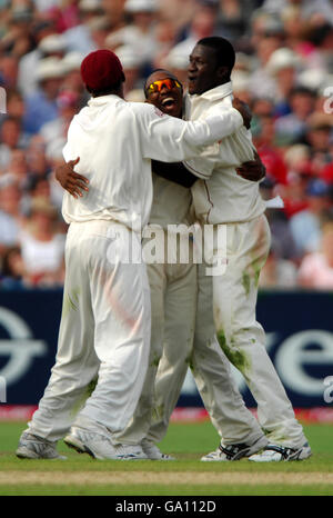 Darren Sammy von West Indies (rechts) feiert sein 3. Wicket in Vier Bälle mit Dwayne Bravo nach der Einnahme der Wicket of Liam Plunkett aus England Stockfoto