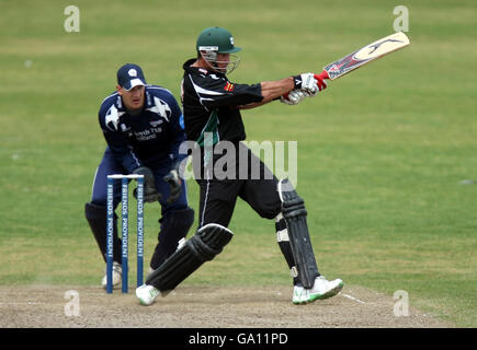 Worcestershire's Graeme Hick zieht eine Lieferung in seinen Innings von 41 gegen Schottland während des Friends Provident Trophy Northern Conference Spiel auf dem County Ground, New Road, Worcester. Stockfoto