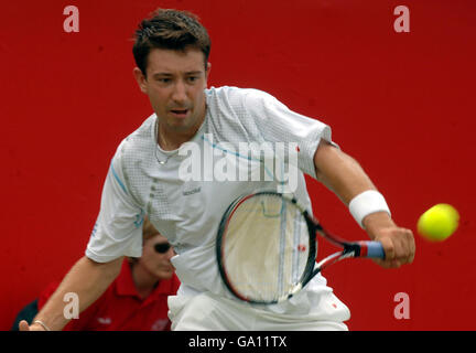 Der Großbritanniens Alex Bogdanovic im Einsatz gegen James Baker während der Artois Championships im Queen's Club, London. Stockfoto