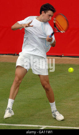 Der Großbritanniens Alex Bogdanovic im Einsatz gegen James Baker während der Artois Championships im Queen's Club, London. Stockfoto