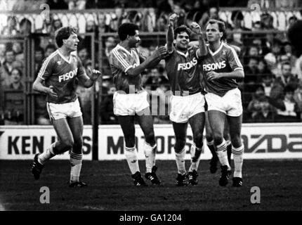 Nigel Cleghorn, Romeo Zondervan und John Deehan von Ipswich Town gratulieren Torschütze Mick Stockwell (zweiter rechts) Stockfoto