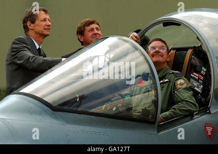 Ehemalige Harrier-Piloten und Falkland-Veteranen (von links nach rechts); Flight Commander Jerry Pook, LT. CDV David Morgan und Squadron-Führer Tony Harper teilen Erinnerungen in einem Harrier-Cockpit bei RAF Cottesmore, Rutland. Stockfoto